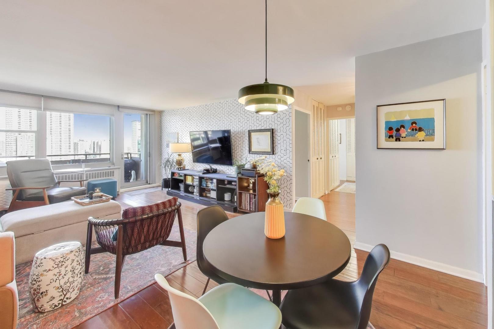 555 W CORNELIA Avenue Unit: 1711