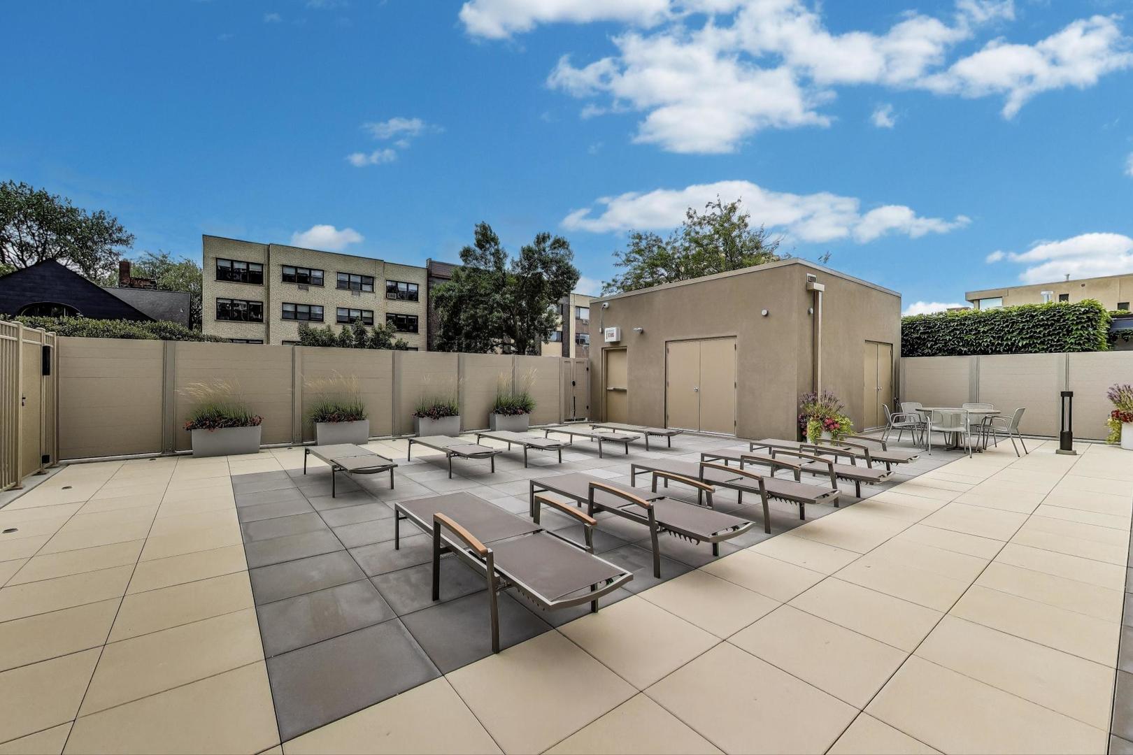 555 W CORNELIA Avenue Unit: 1711