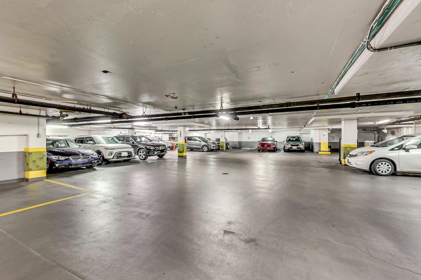 555 W CORNELIA Avenue Unit: 1711