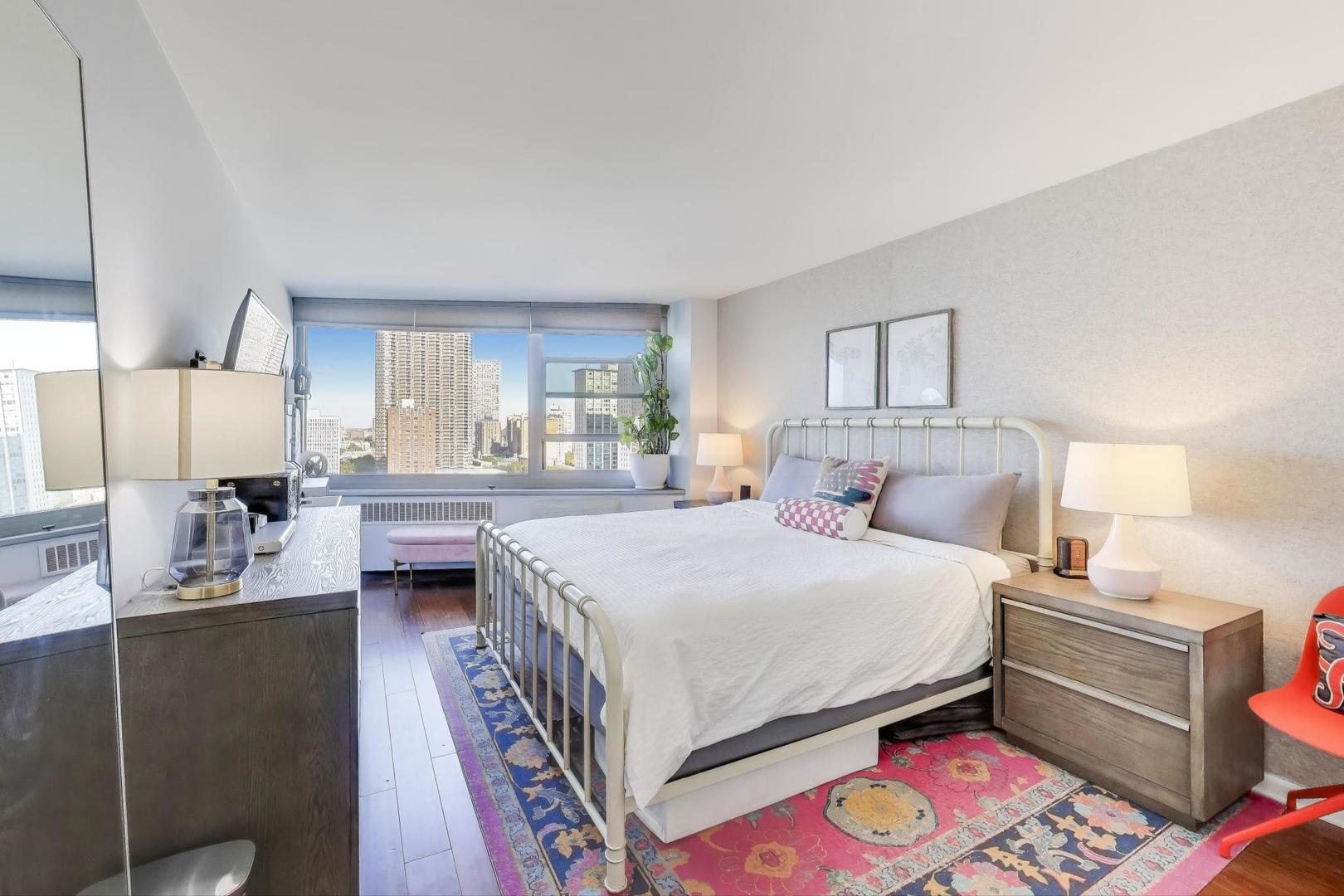 555 W CORNELIA Avenue Unit: 1711