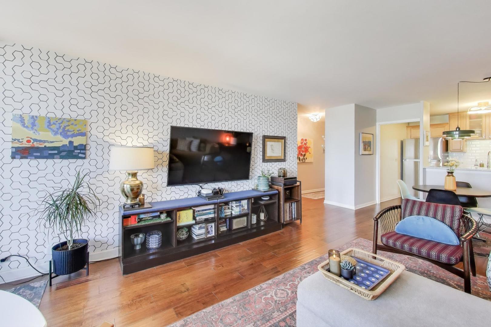 555 W CORNELIA Avenue Unit: 1711