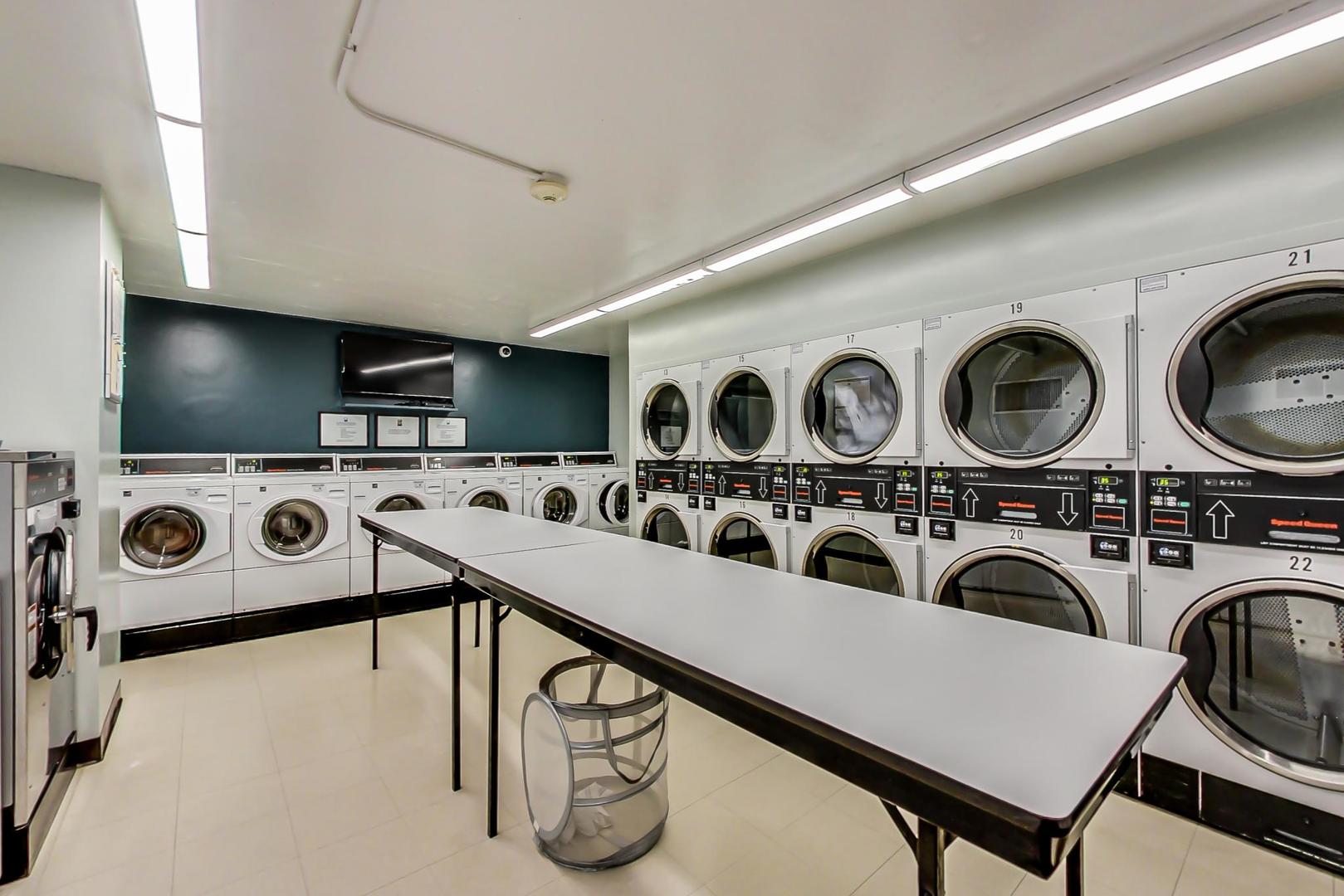 555 W CORNELIA Avenue Unit: 1711