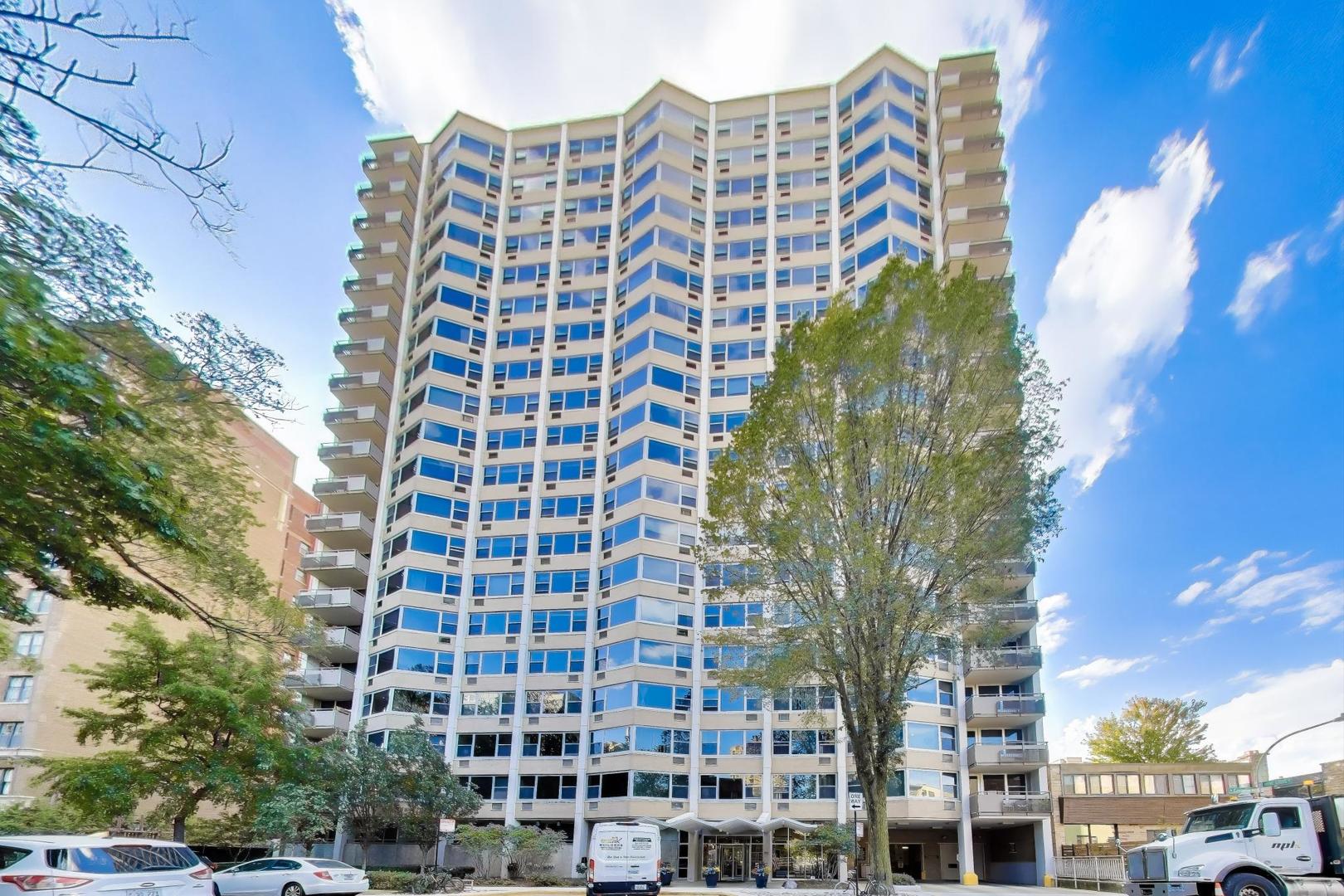 555 W CORNELIA Avenue Unit: 1711