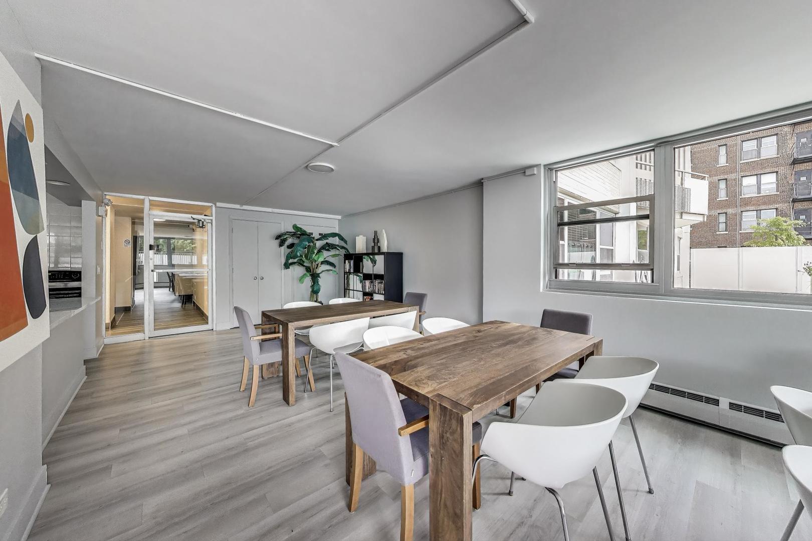 555 W CORNELIA Avenue Unit: 1711