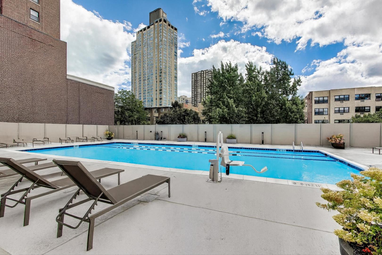 555 W CORNELIA Avenue Unit: 1711