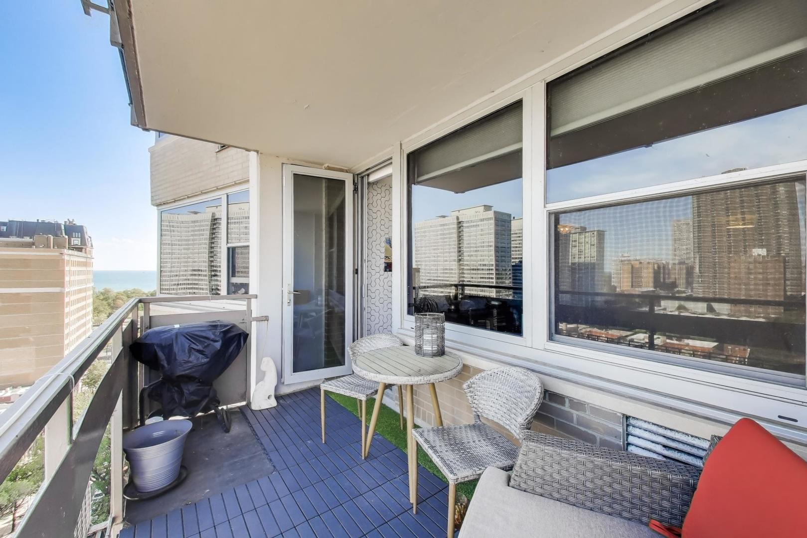 555 W CORNELIA Avenue Unit: 1711