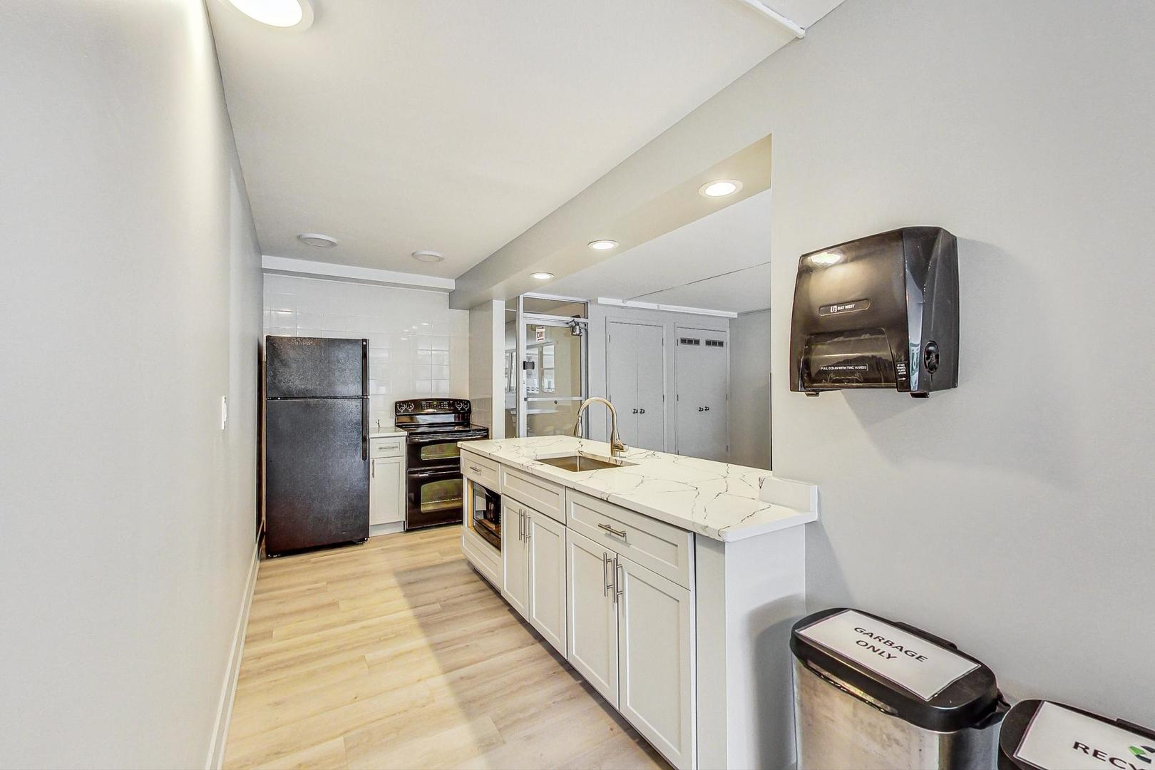 555 W CORNELIA Avenue Unit: 1711