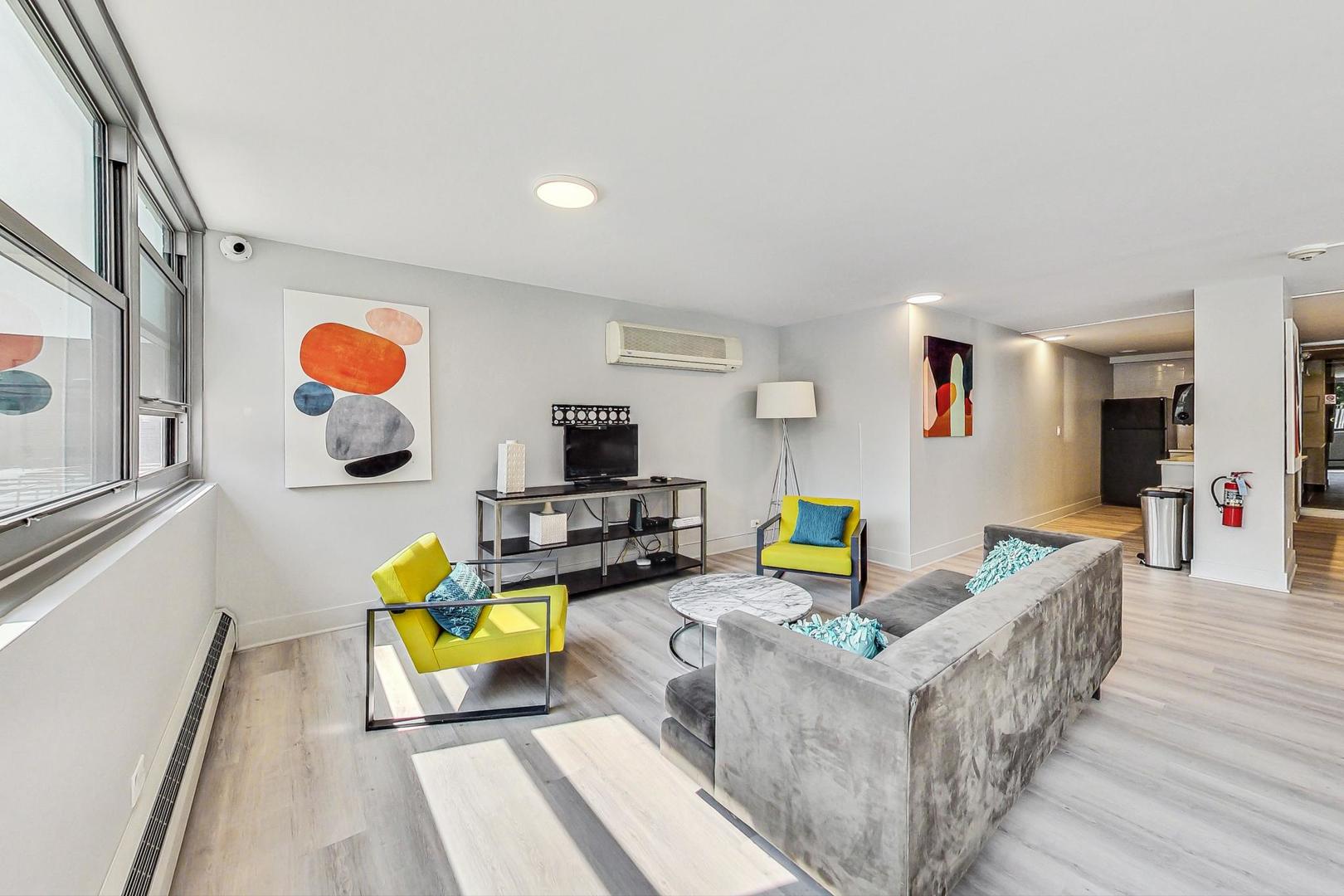 555 W CORNELIA Avenue Unit: 1711