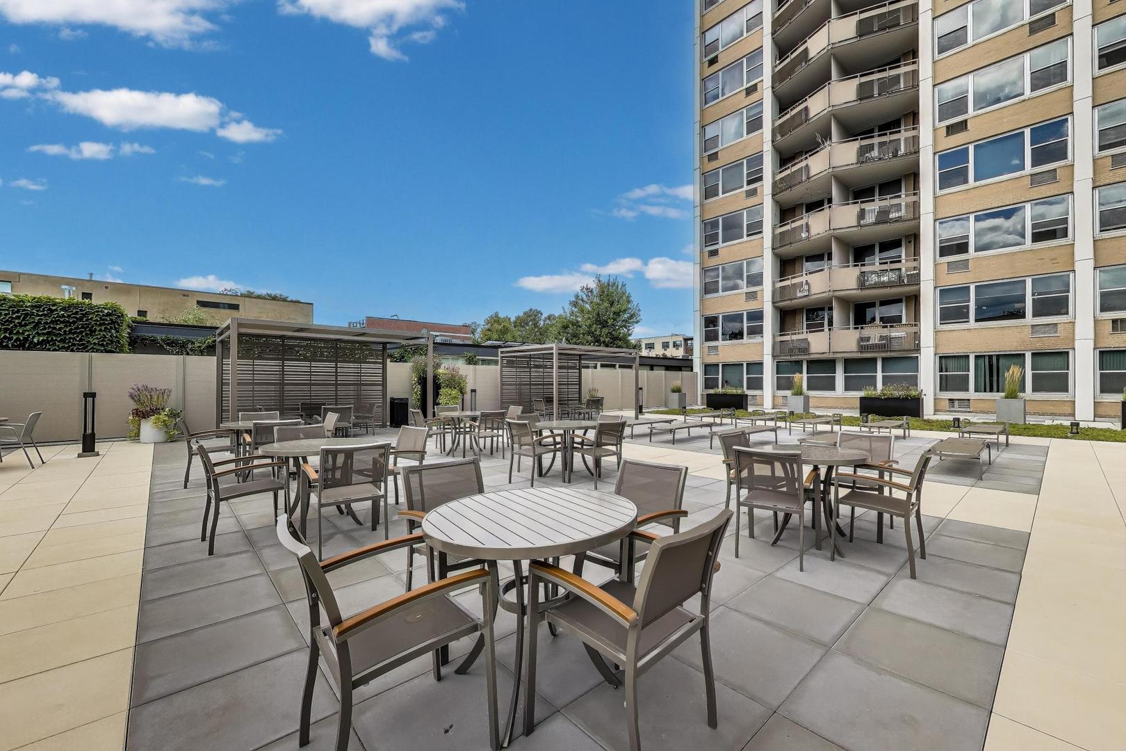 555 W CORNELIA Avenue Unit: 1711