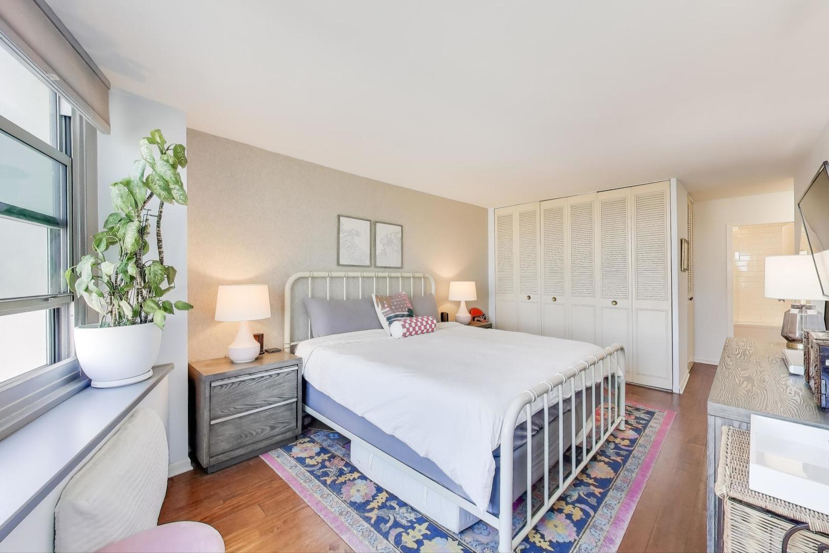 555 W CORNELIA Avenue Unit: 1711