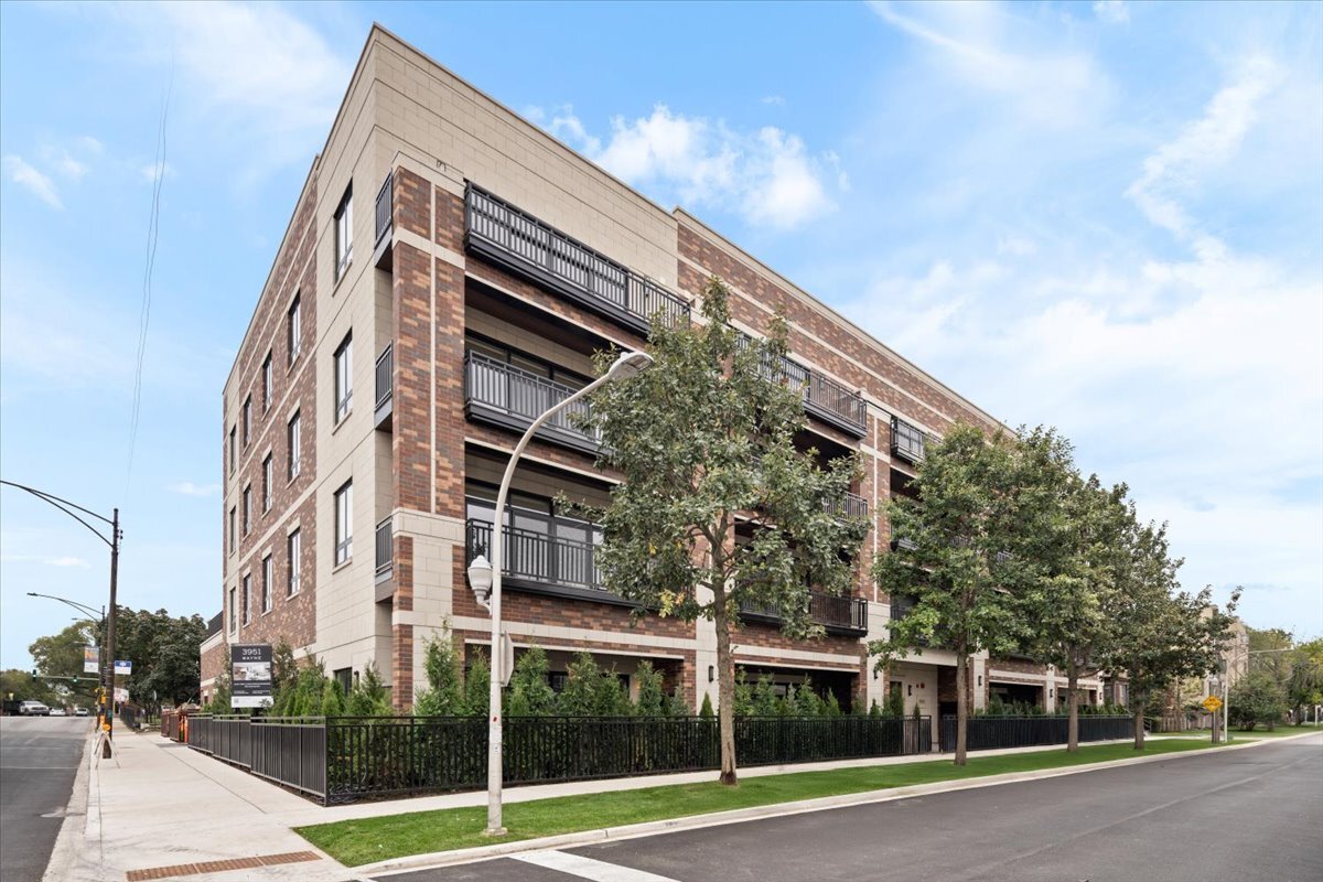3951 N Wayne Avenue Unit: 107
