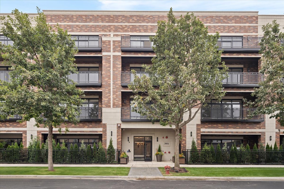 3951 N Wayne Avenue Unit: 107