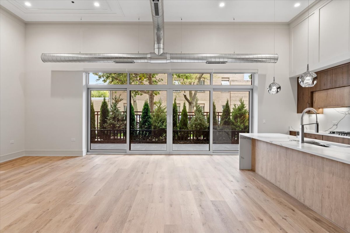 3951 N Wayne Avenue Unit: 107