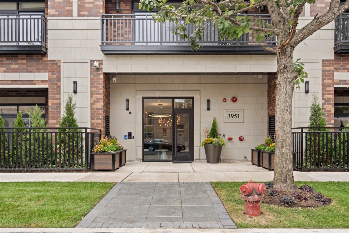 3951 N Wayne Avenue Unit: 107