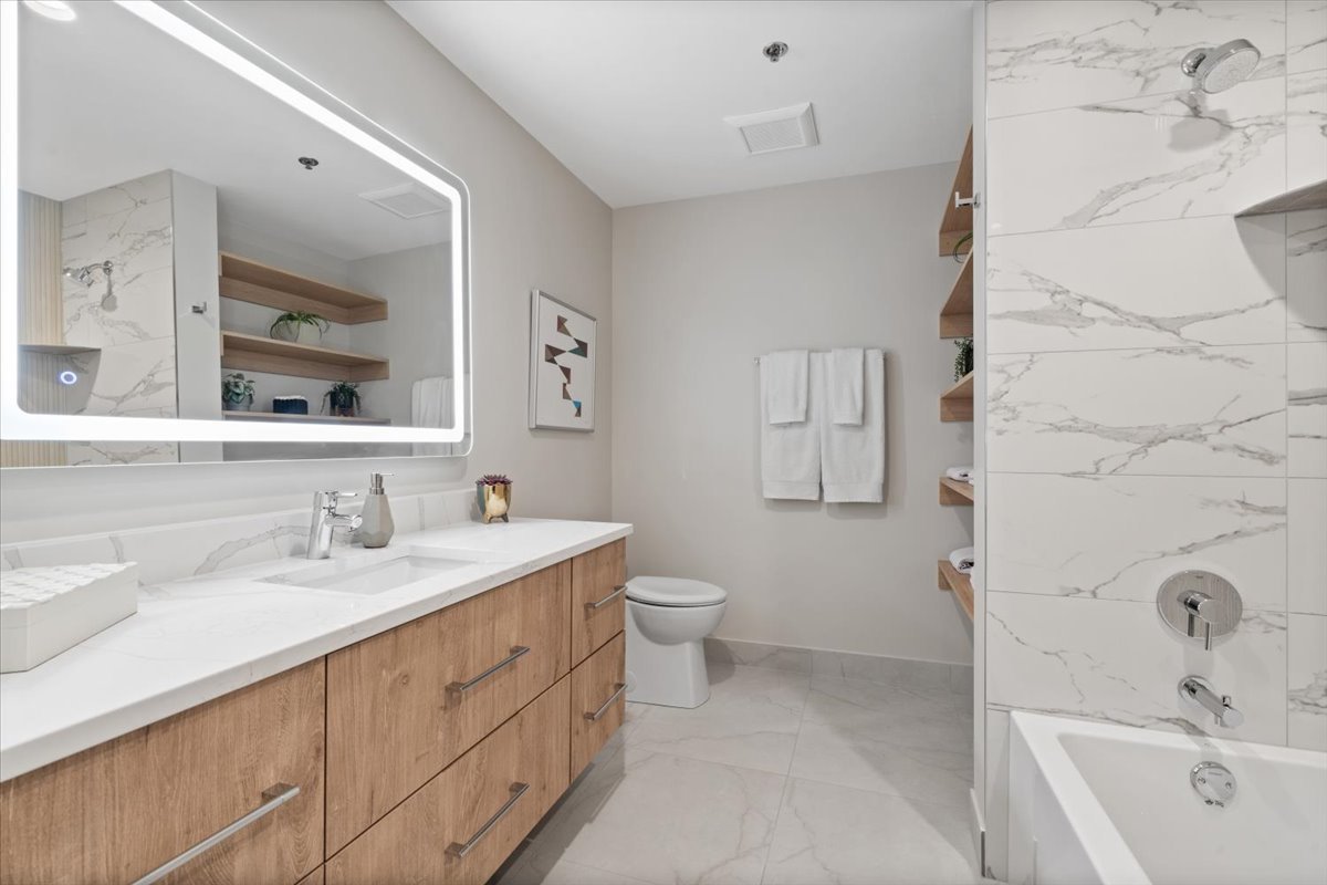 3951 N Wayne Avenue Unit: 107