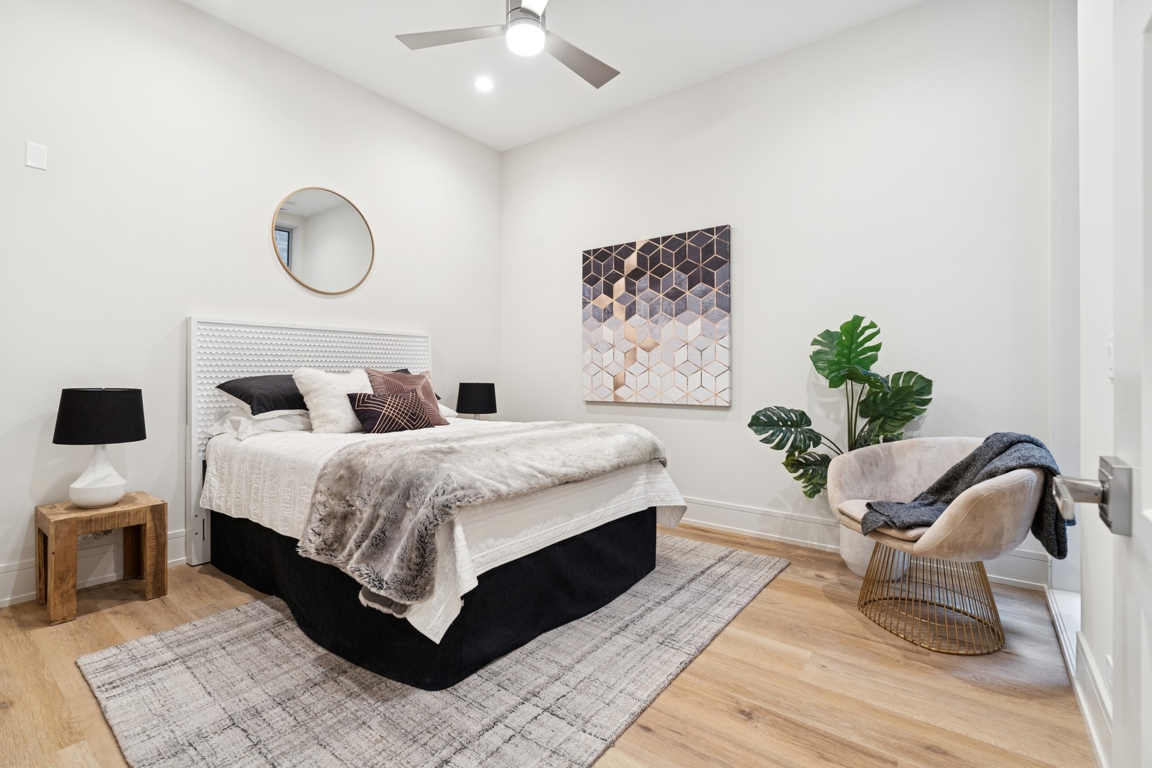 3951 N Wayne Avenue Unit: 107