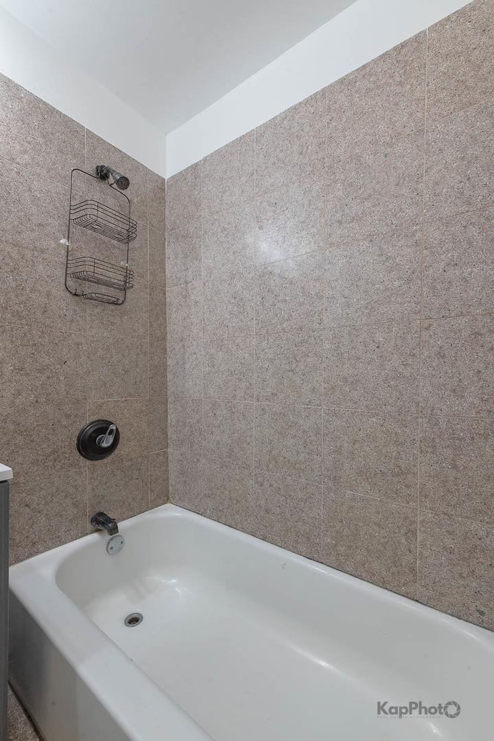 2041 W Jarvis Avenue Unit: 2E