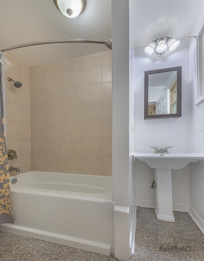 2041 W Jarvis Avenue Unit: 2E