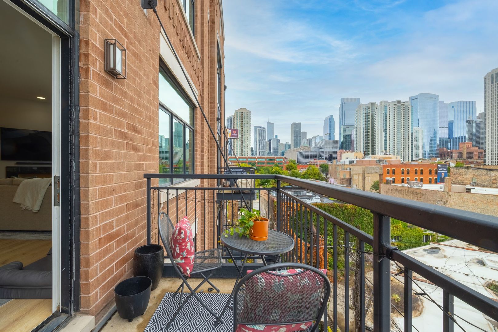 711 W Grand Avenue Unit: 404