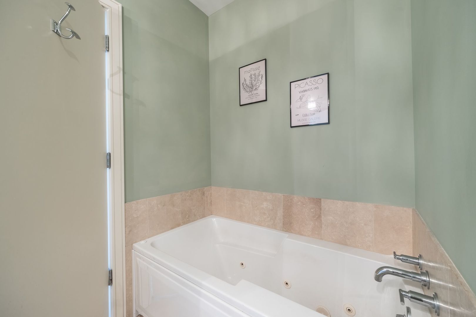 711 W Grand Avenue Unit: 404