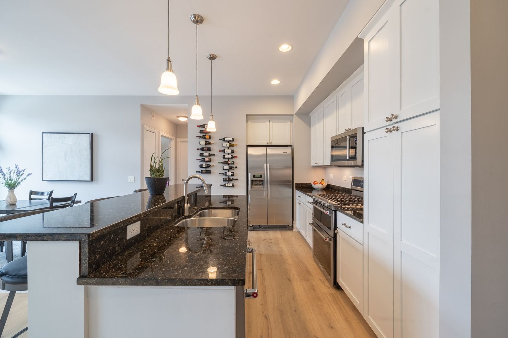 711 W Grand Avenue Unit: 404