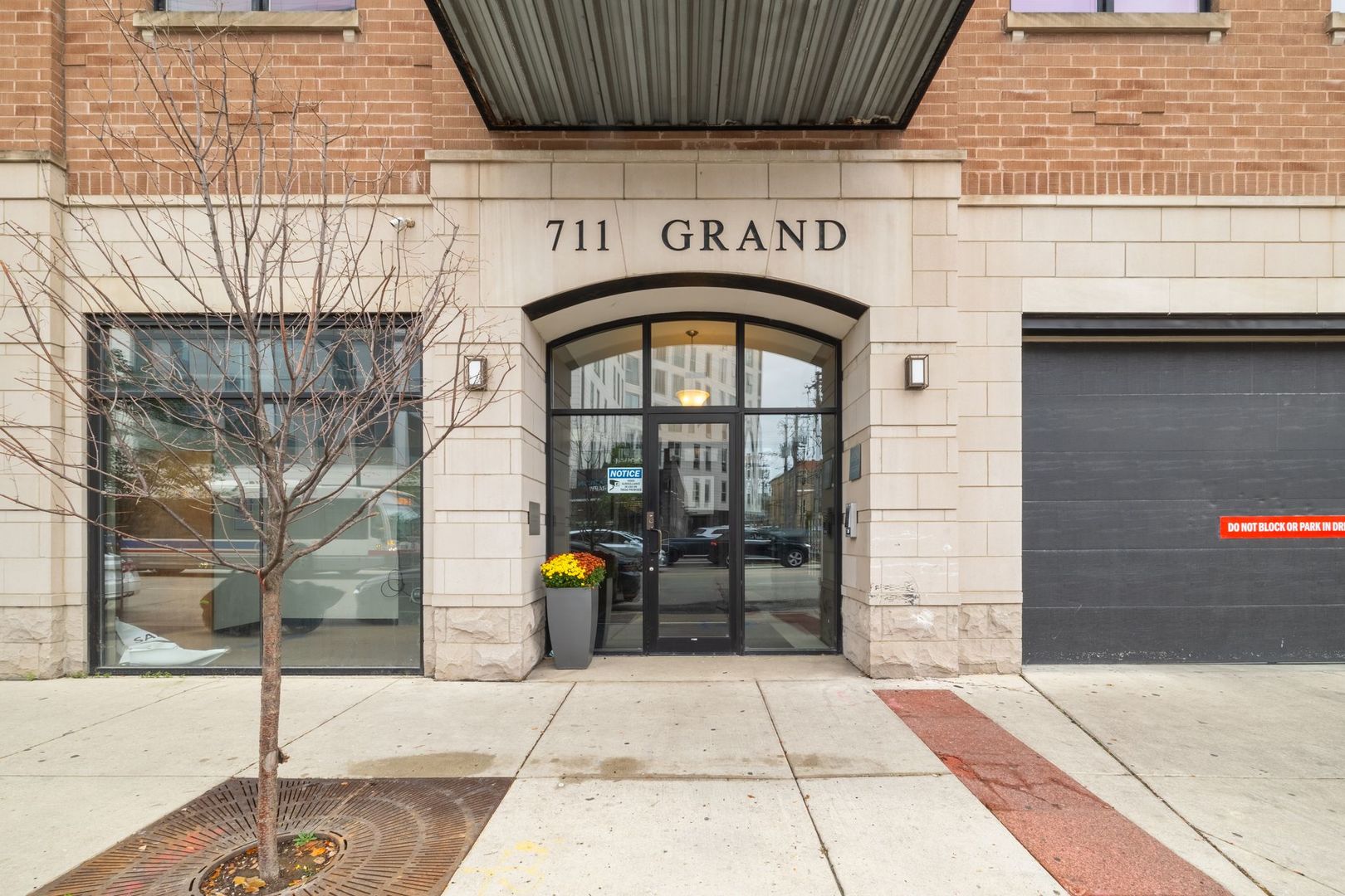 711 W Grand Avenue Unit: 404