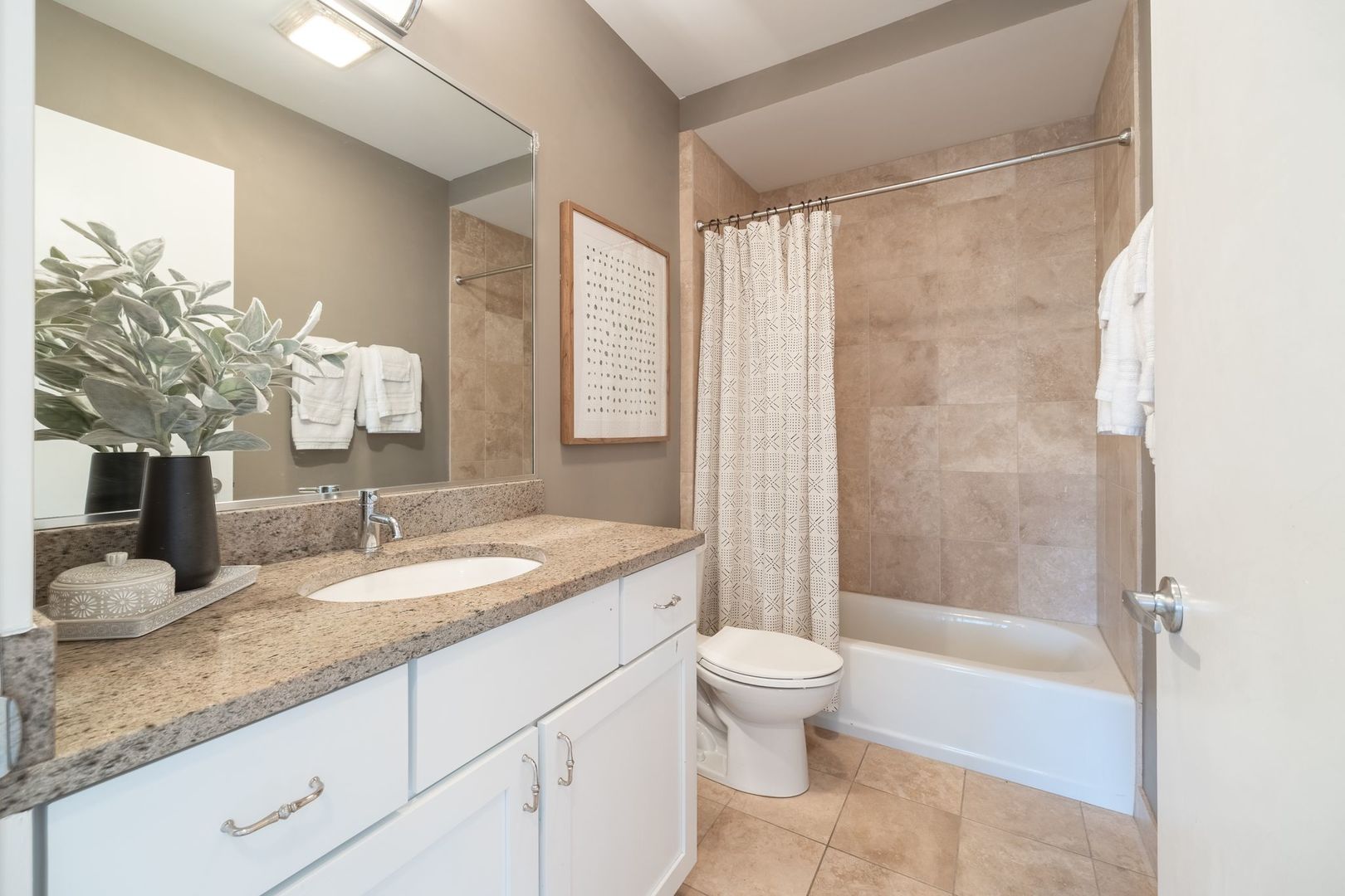 711 W Grand Avenue Unit: 404