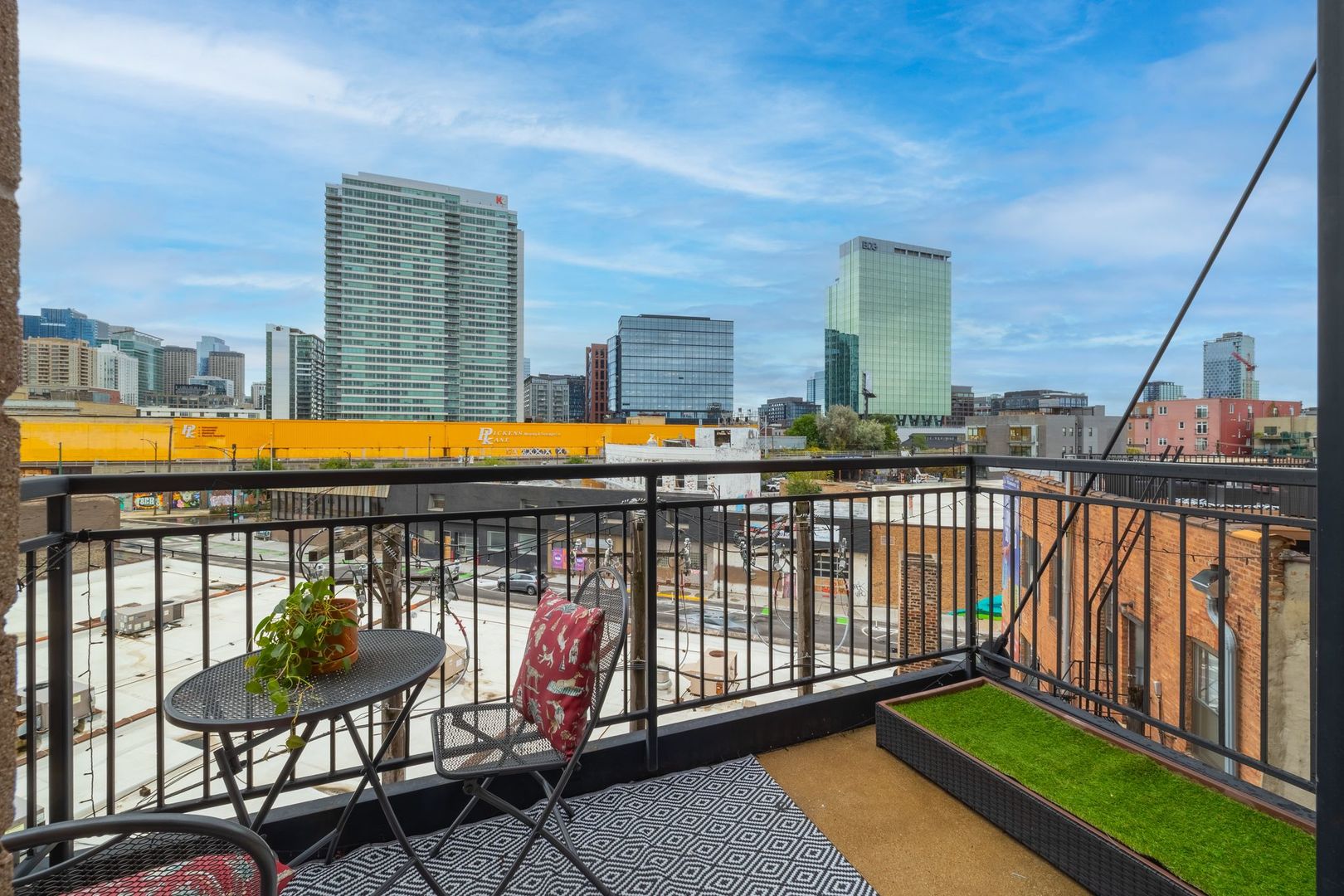 711 W Grand Avenue Unit: 404