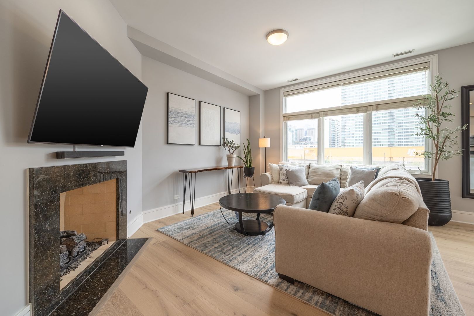 711 W Grand Avenue Unit: 404