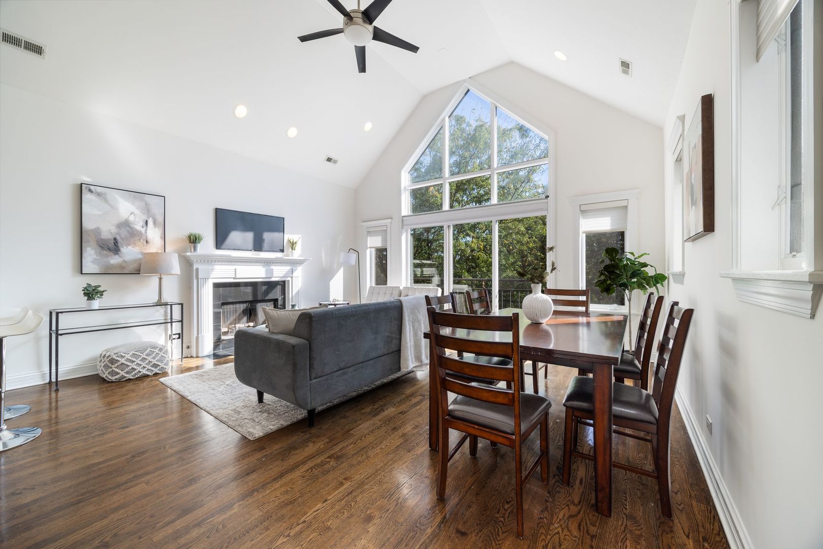 902 N HERMITAGE Avenue Unit: 3