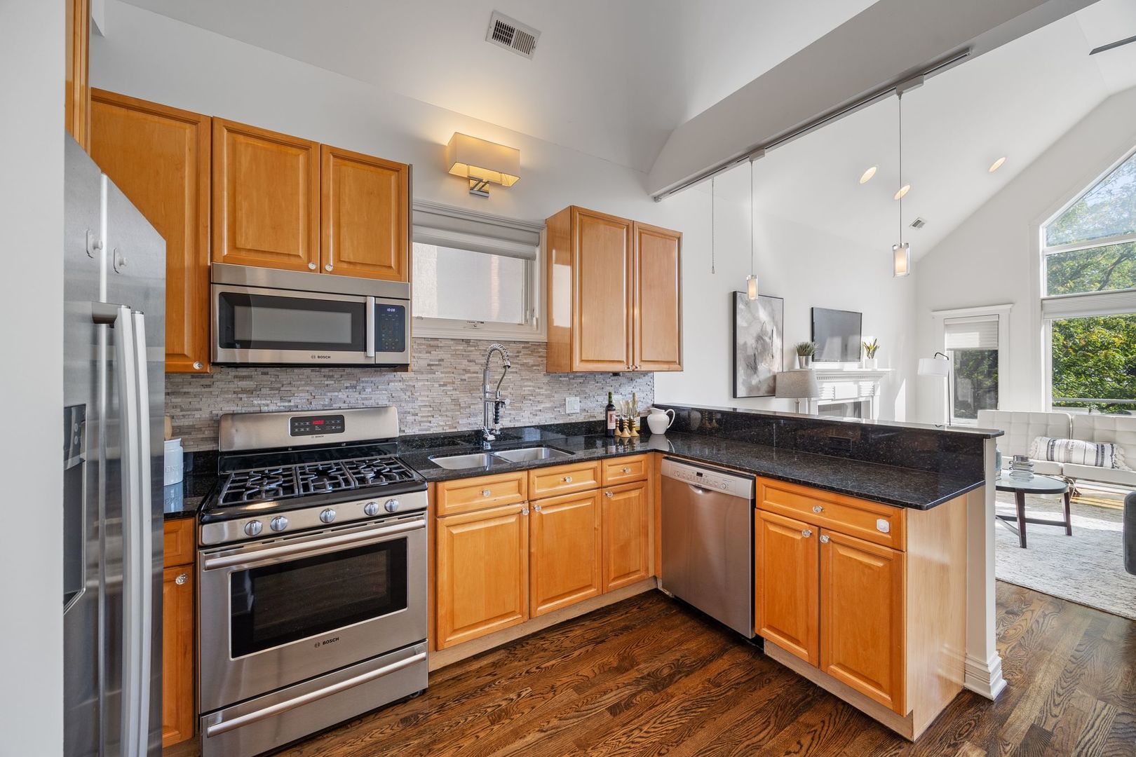 902 N HERMITAGE Avenue Unit: 3