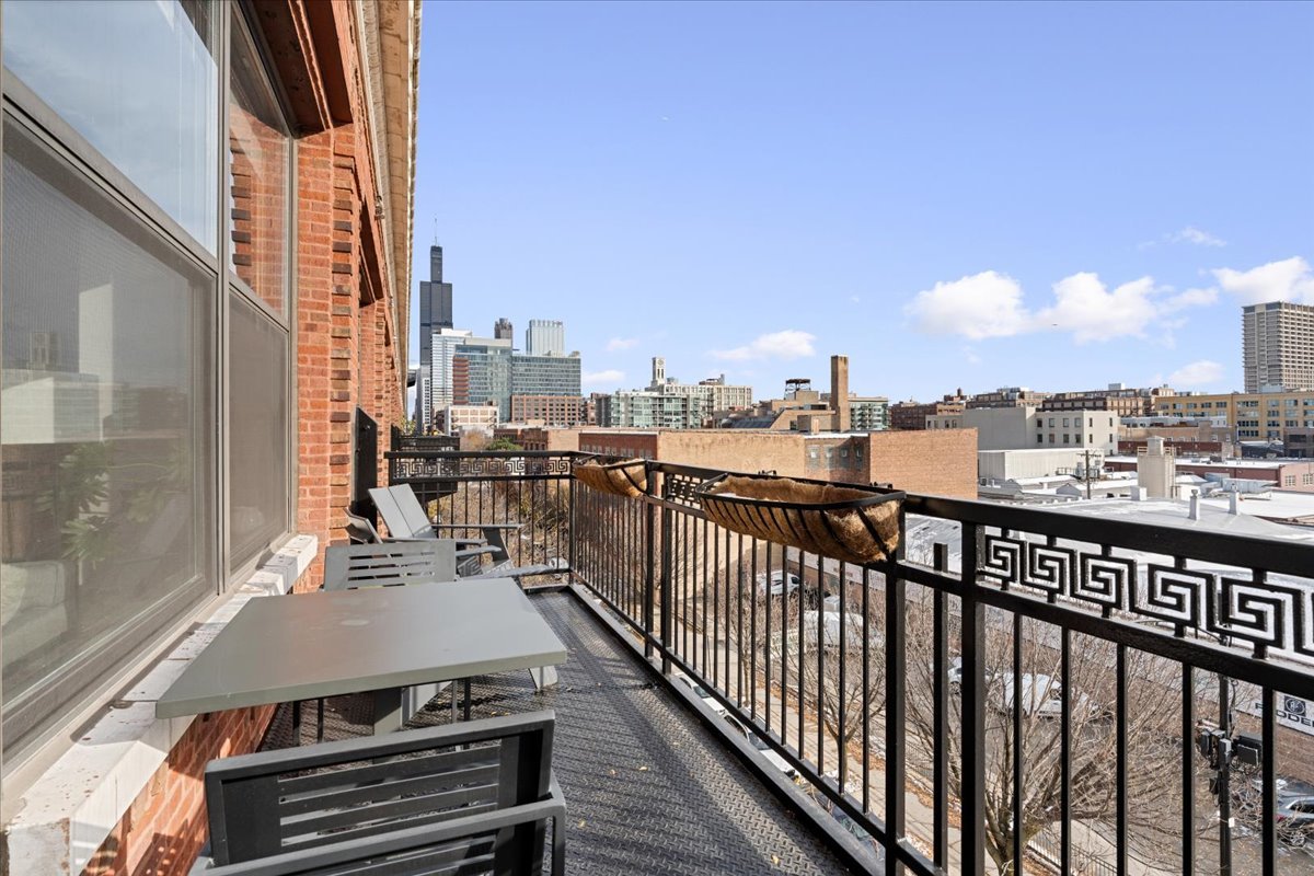 1040 W Adams Street Unit: 439