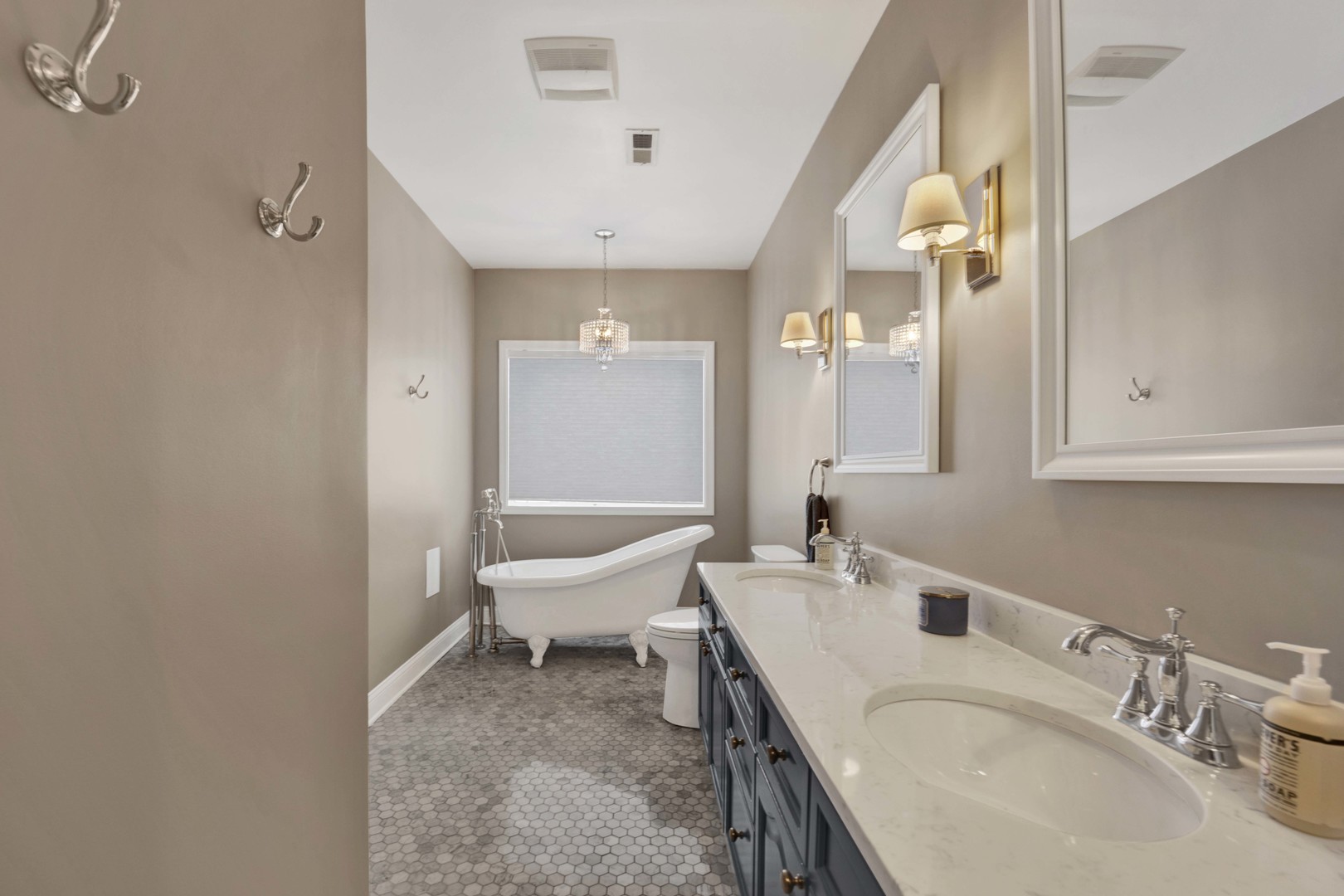 2131 W EVERGREEN Avenue Unit: 2