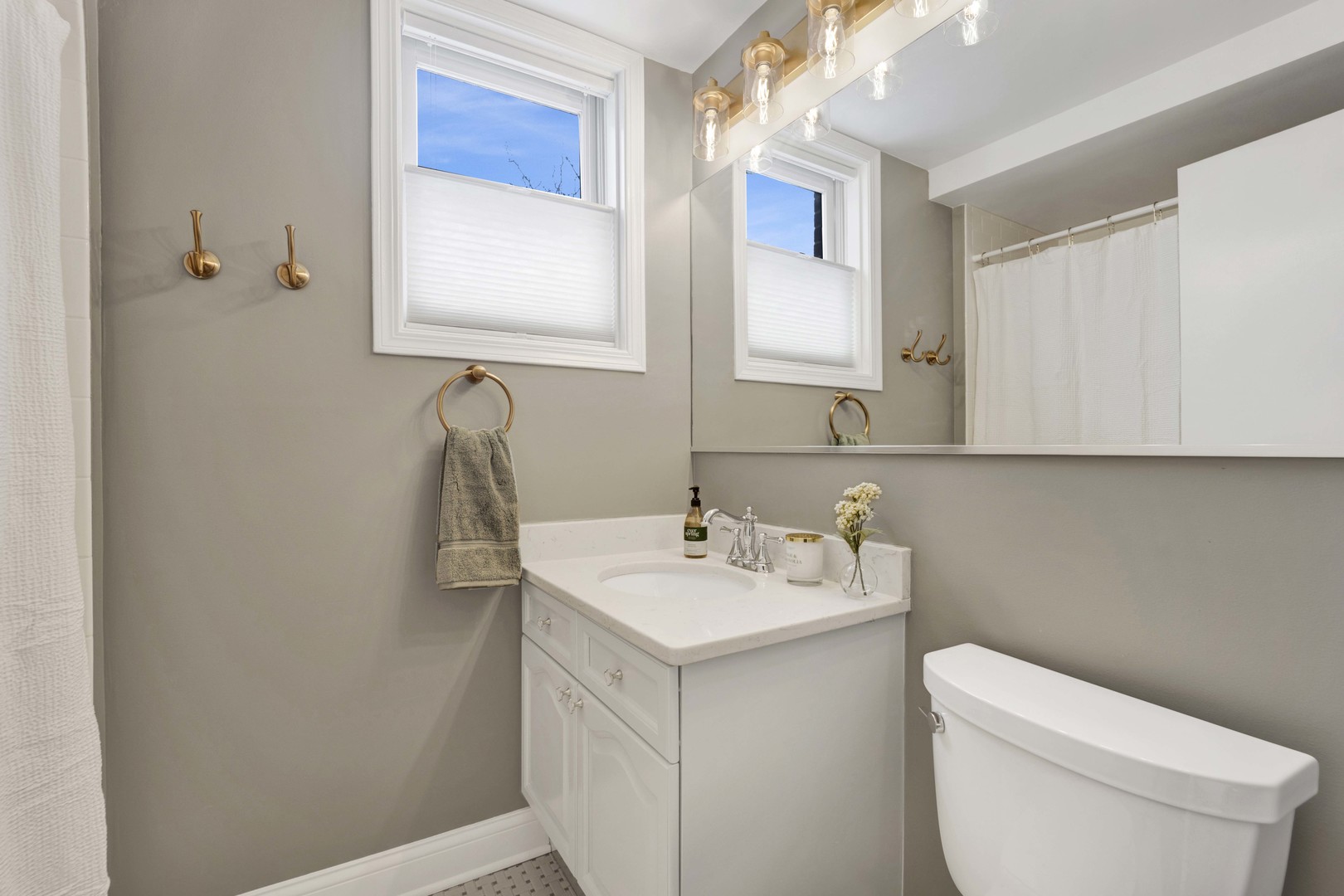 2131 W EVERGREEN Avenue Unit: 2