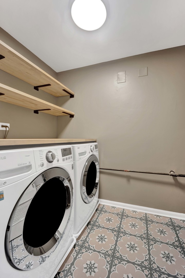 2131 W EVERGREEN Avenue Unit: 2