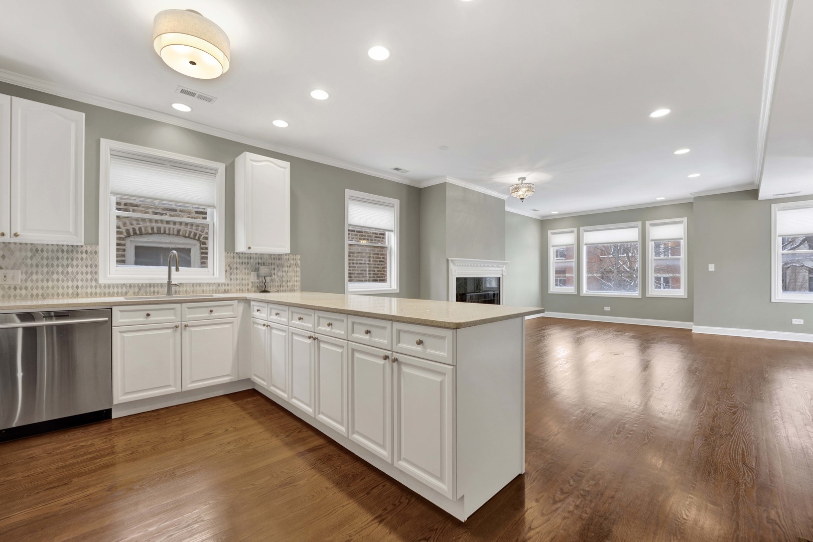 2131 W EVERGREEN Avenue Unit: 2