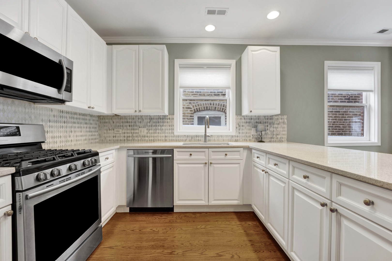 2131 W EVERGREEN Avenue Unit: 2