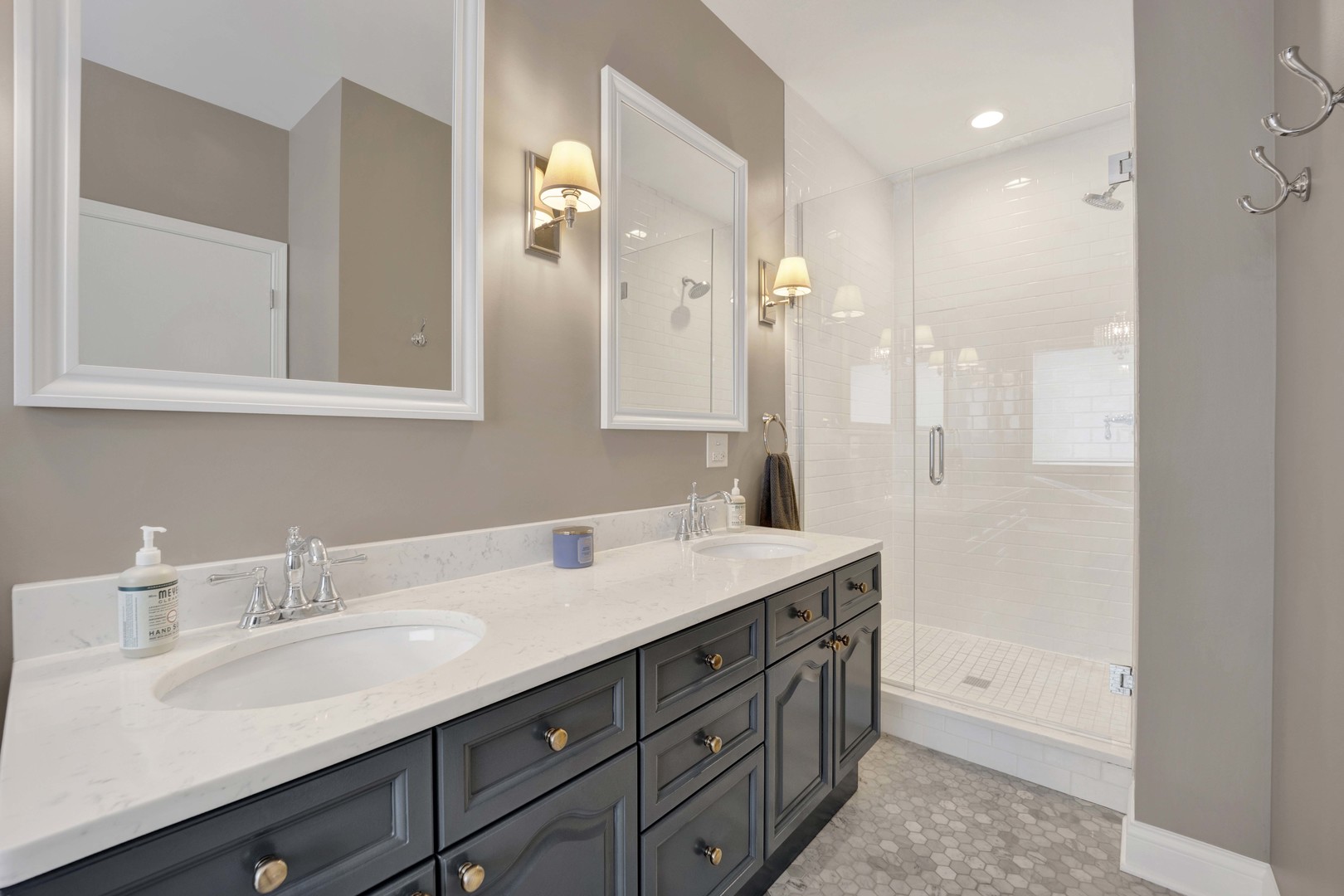 2131 W EVERGREEN Avenue Unit: 2