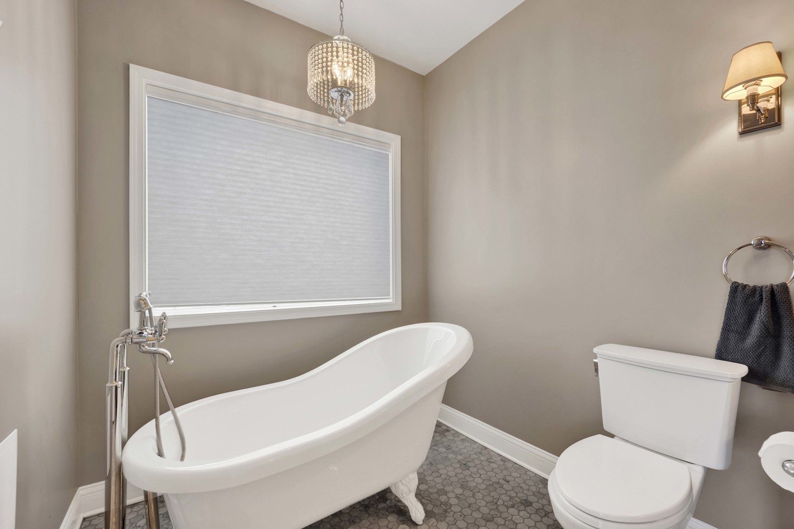 2131 W EVERGREEN Avenue Unit: 2