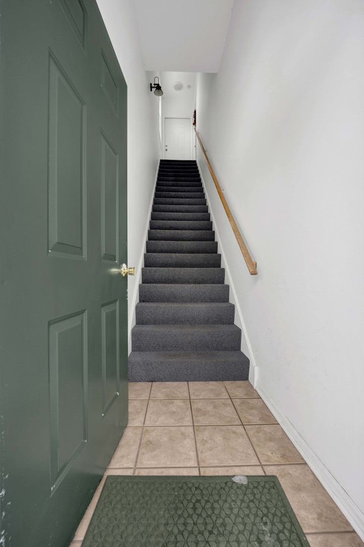 2131 W EVERGREEN Avenue Unit: 2