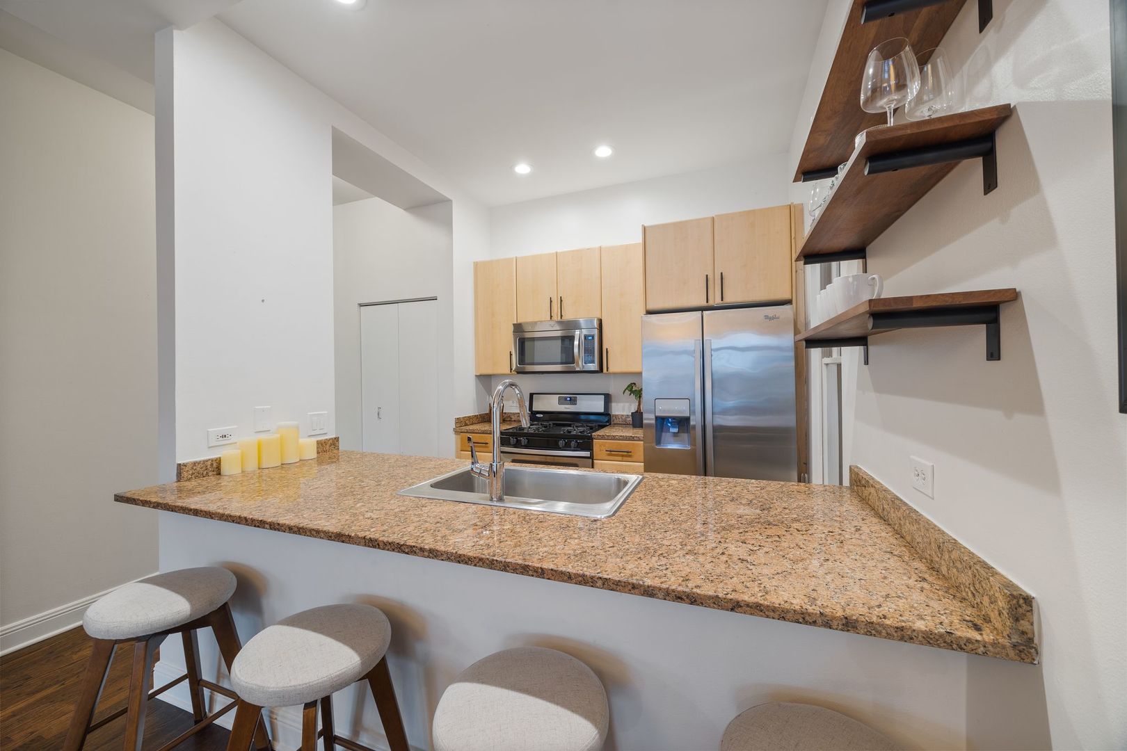 2132 W Schiller Street Unit: 1F