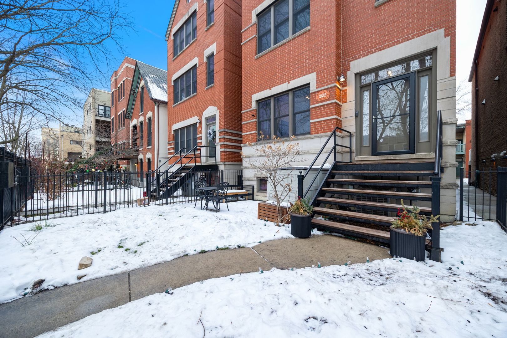 2132 W Schiller Street Unit: 1F