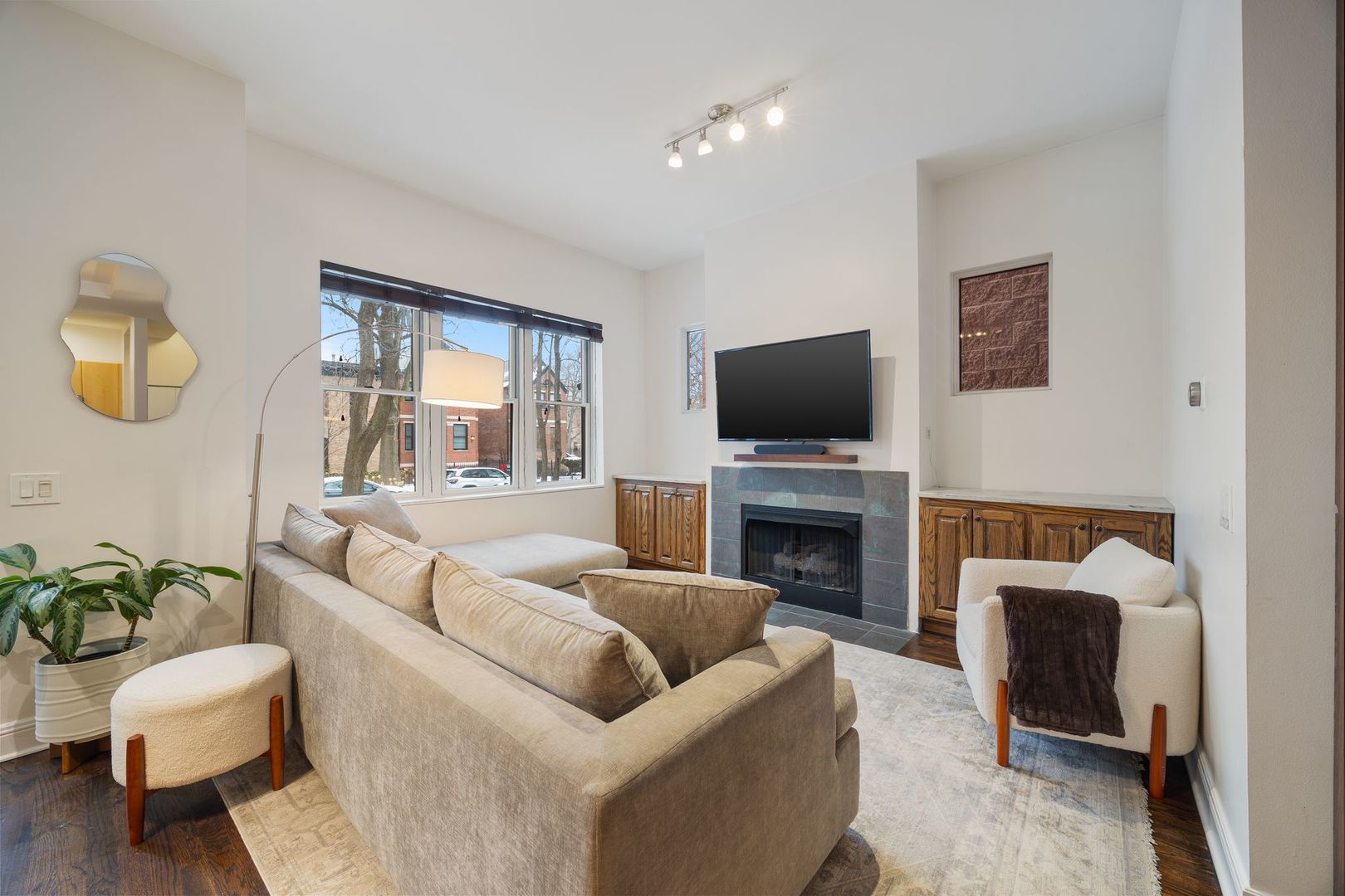 2132 W Schiller Street Unit: 1F
