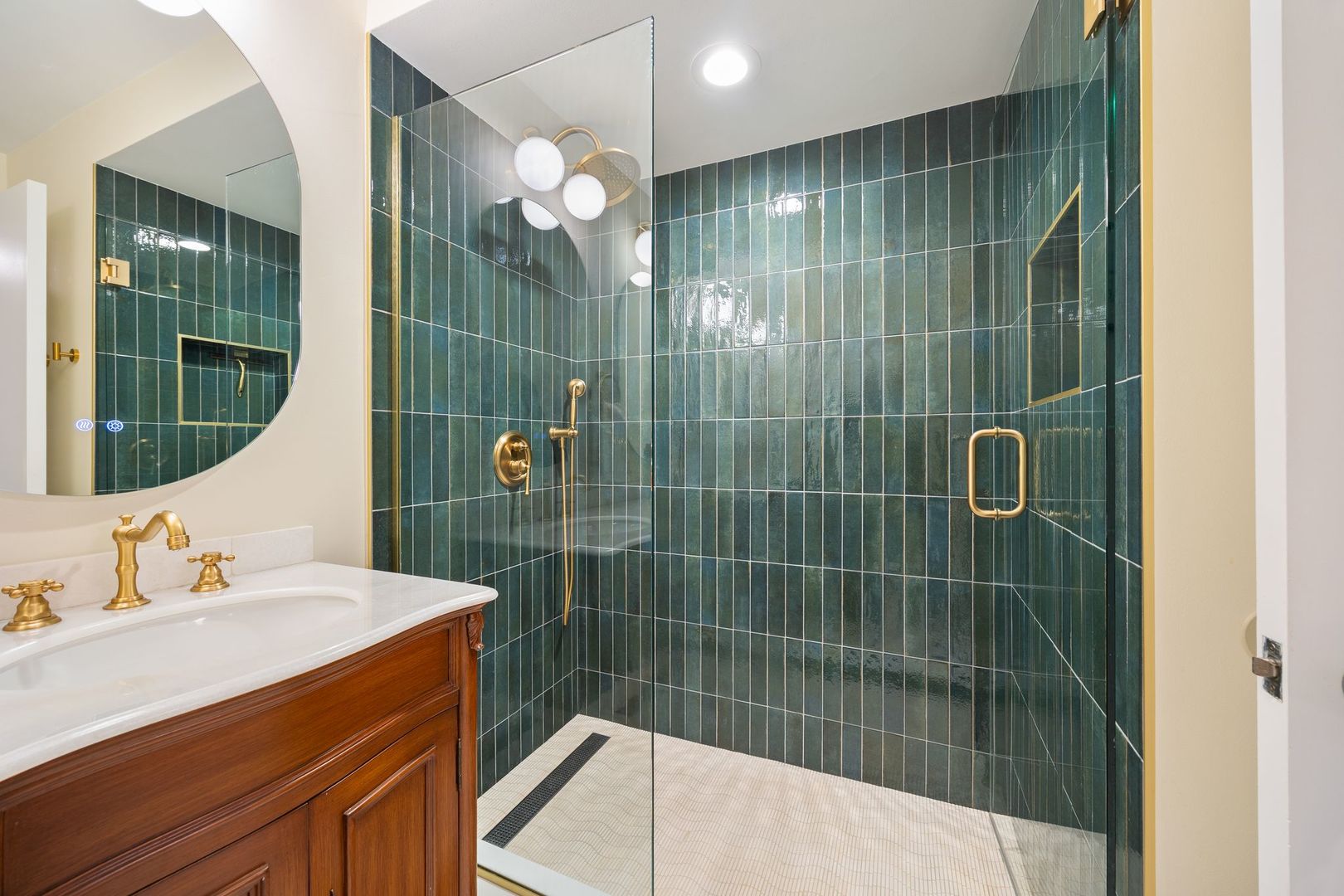 2132 W Schiller Street Unit: 1F