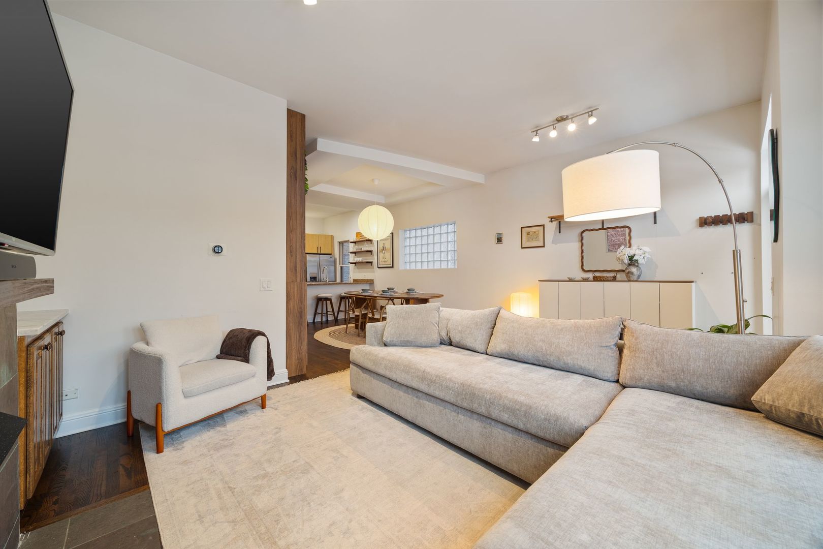 2132 W Schiller Street Unit: 1F