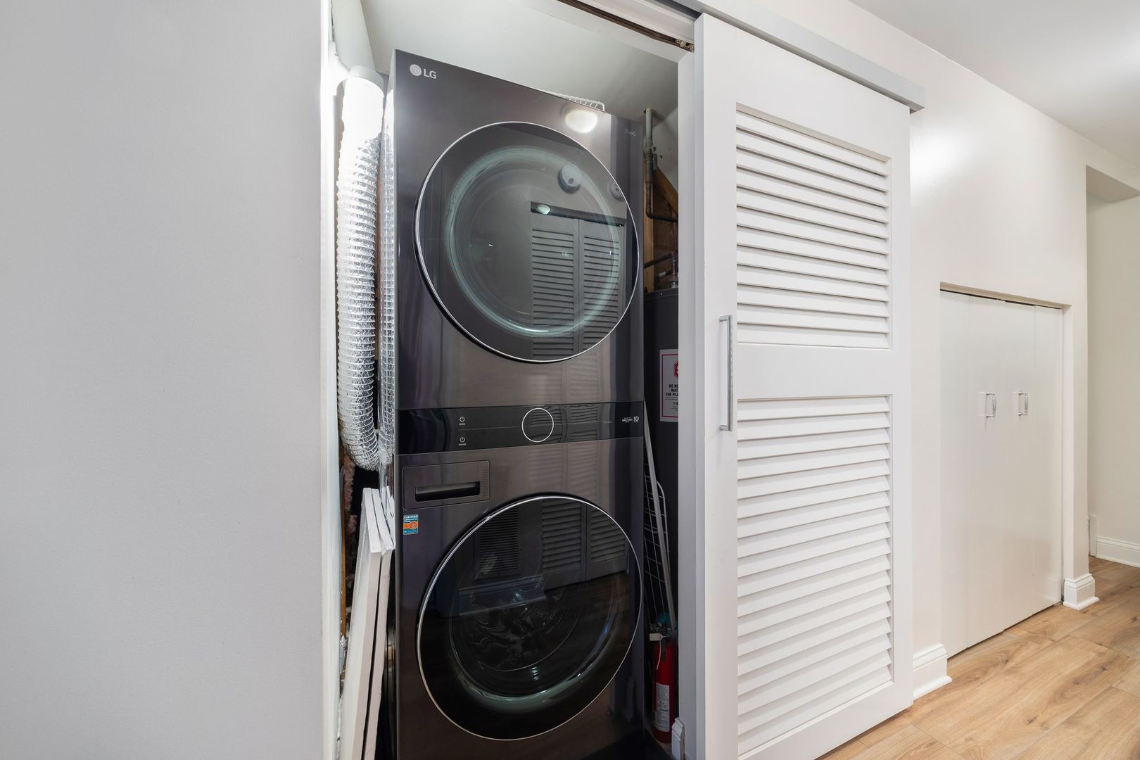 2132 W Schiller Street Unit: 1F