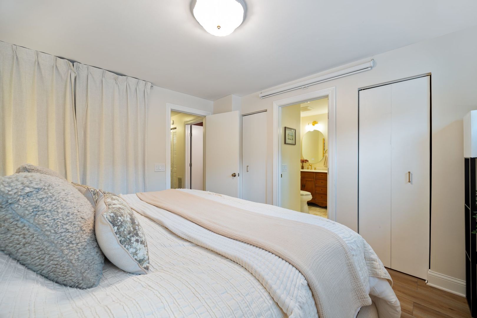 2132 W Schiller Street Unit: 1F