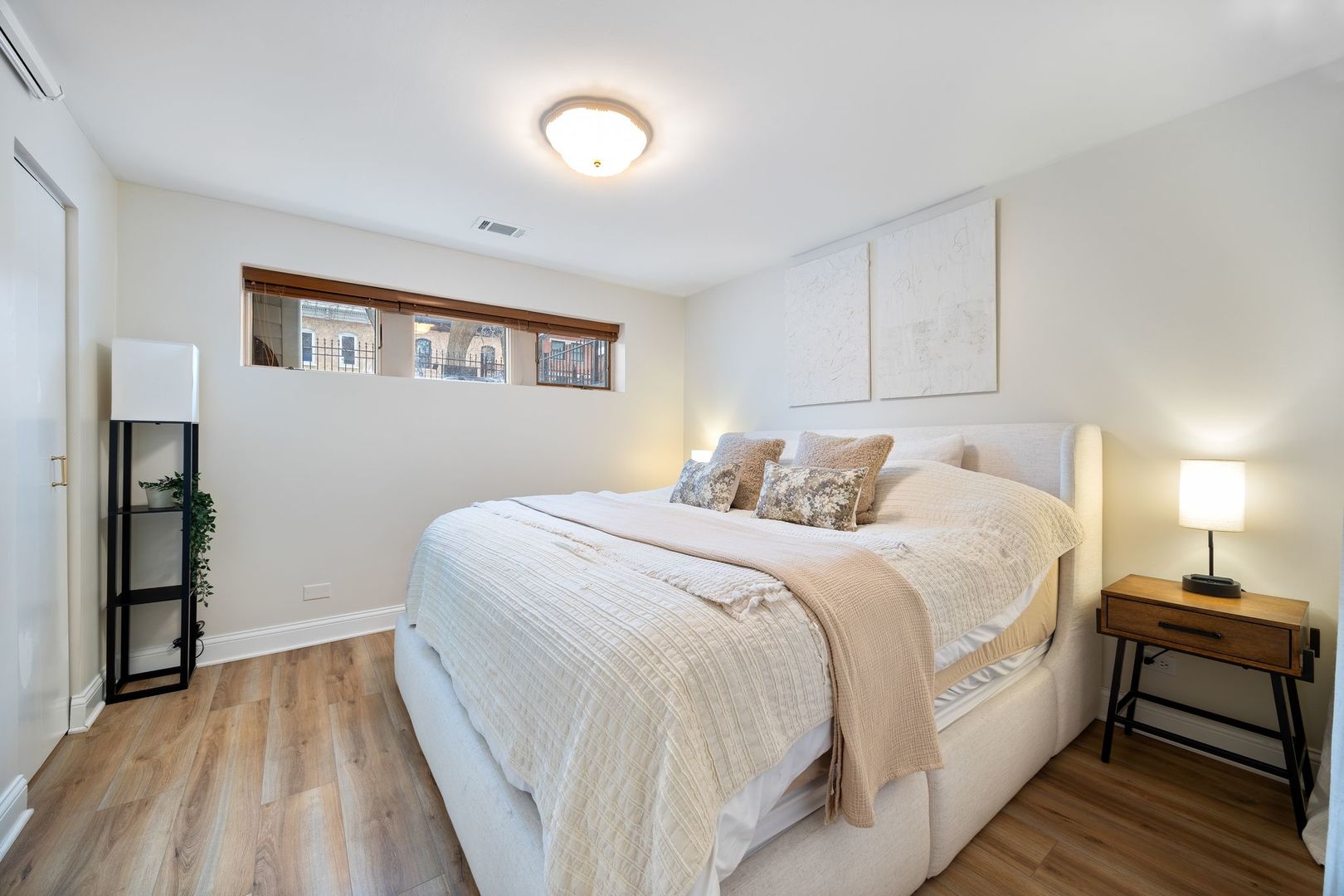 2132 W Schiller Street Unit: 1F