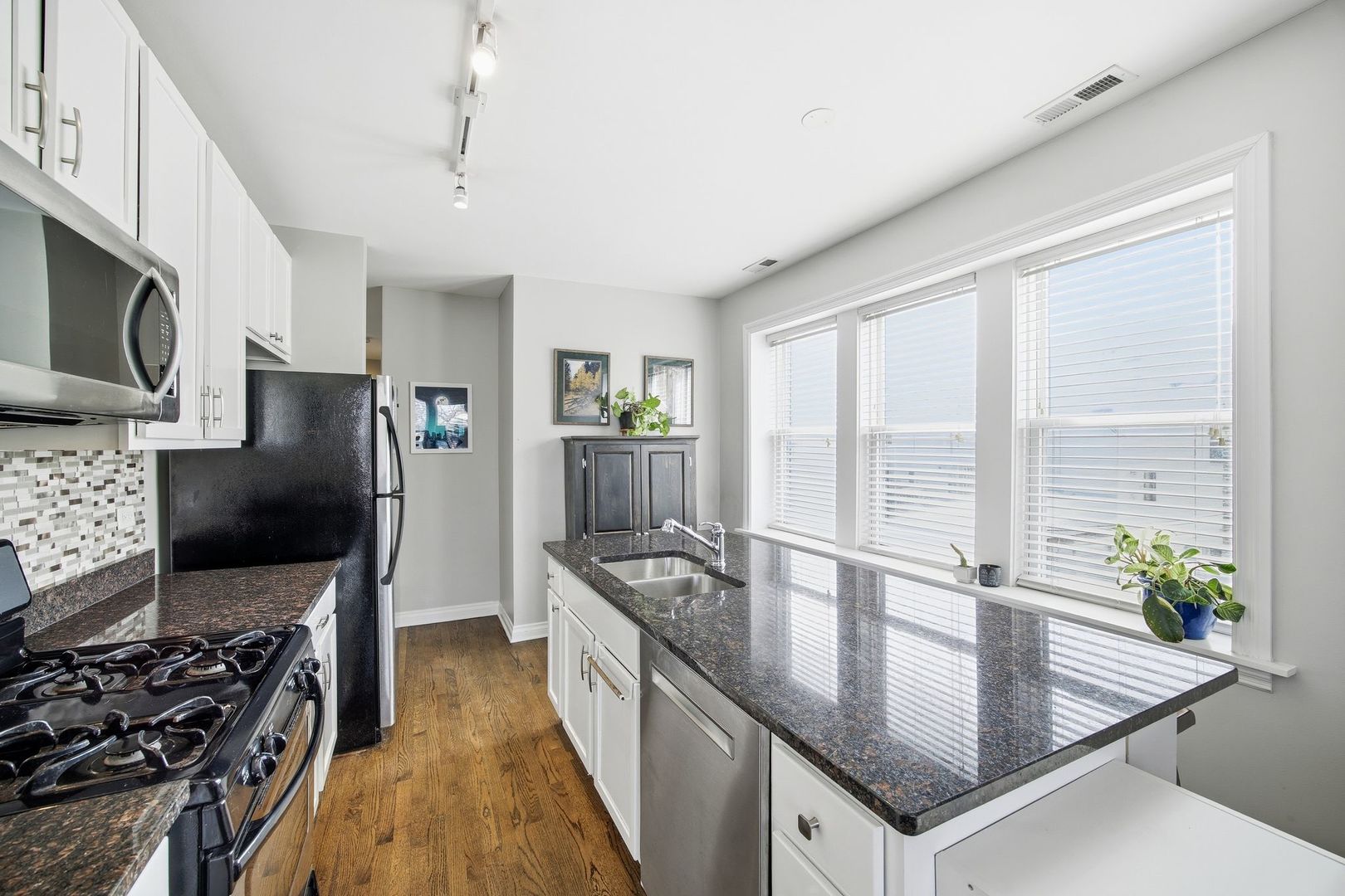 2243 W Ainslie Street Unit: 2W