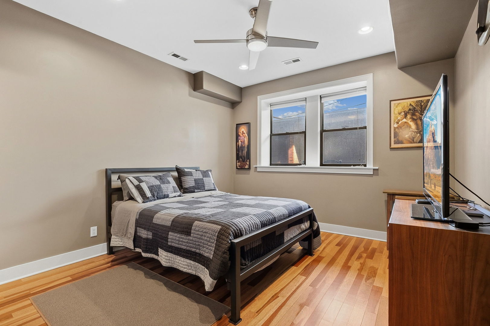 1234 W BRYN MAWR Avenue Unit: G